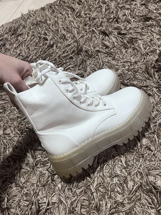 Vand bocanci pentru femei