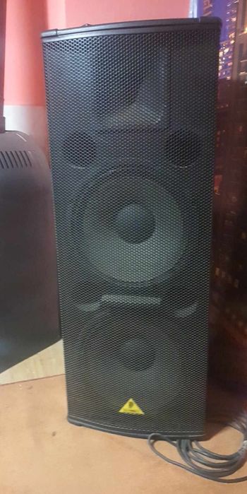 Vând un set de boxe behringer