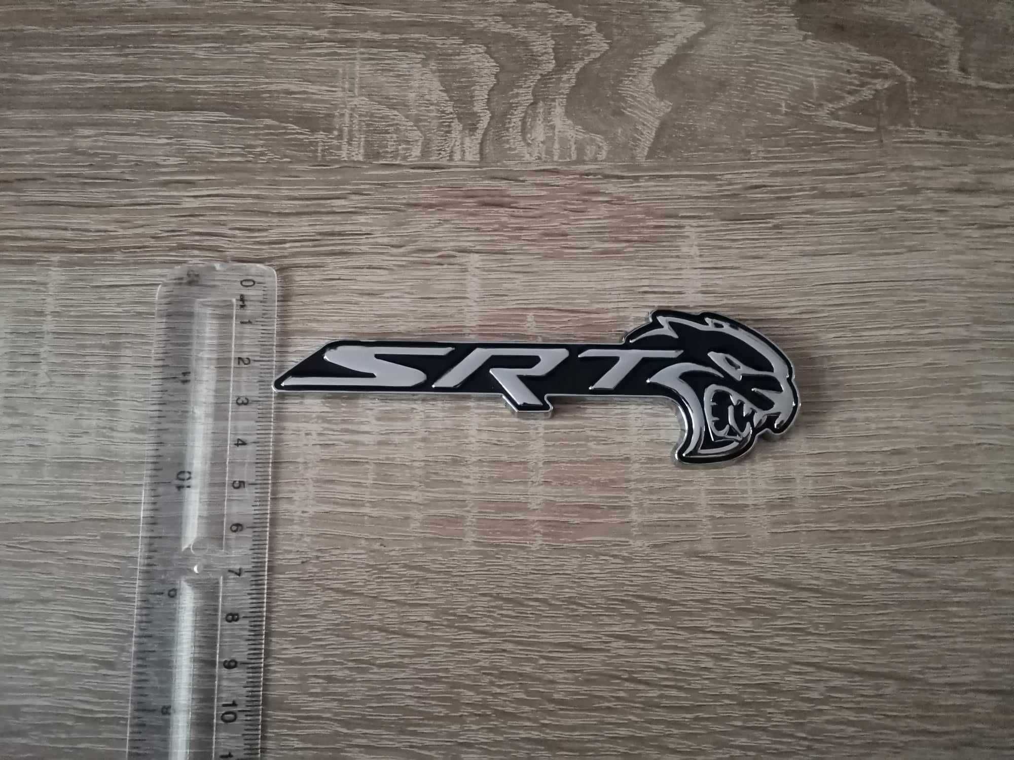SRT Hellcat сребристо с черно емблема дясна