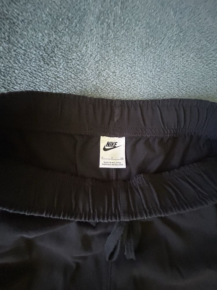 Nike joggers, ca noi