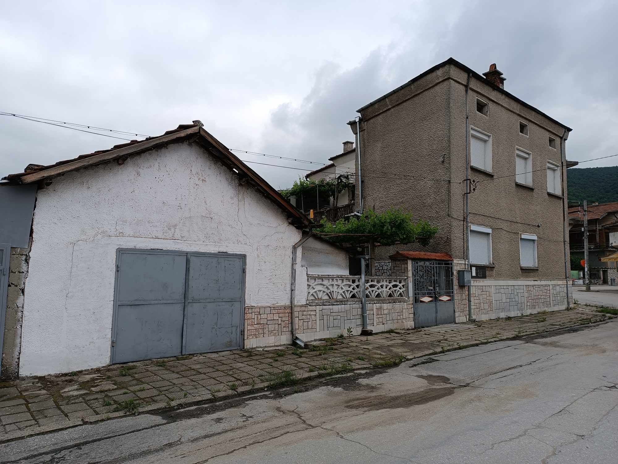 Къща на два етажа в с.Бяга