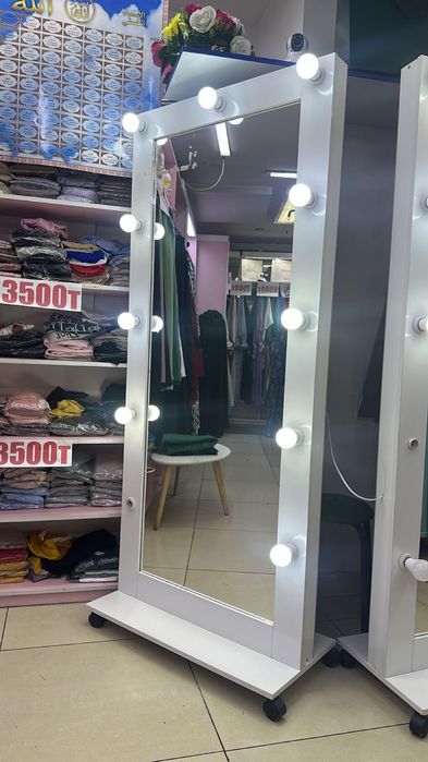 Зеркало, и мебель