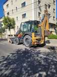 Buldoexcavator, cilindru compactor cu deservent  nisip, pietriș, piatr