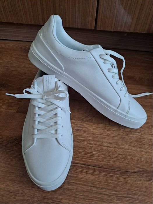 Чисто нови , чисто бели кецове Pull & Bear