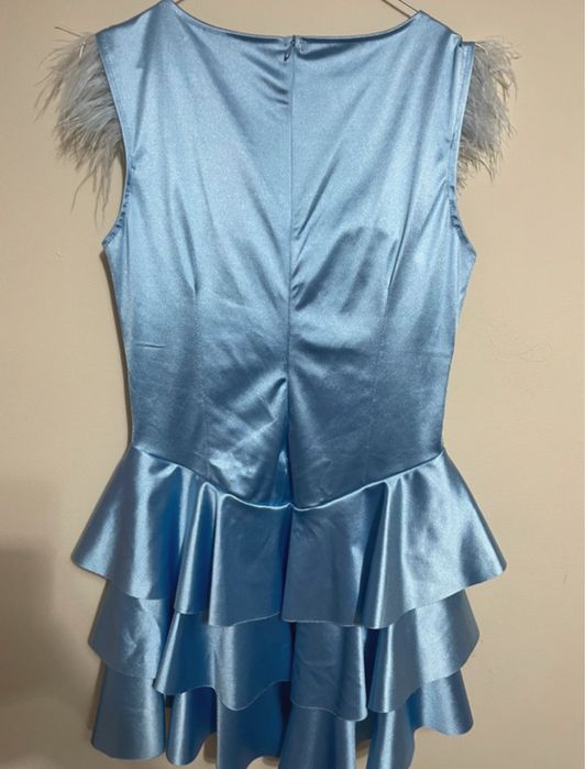 Rochie scurtă bleu satinat cu volane și pene la umeri