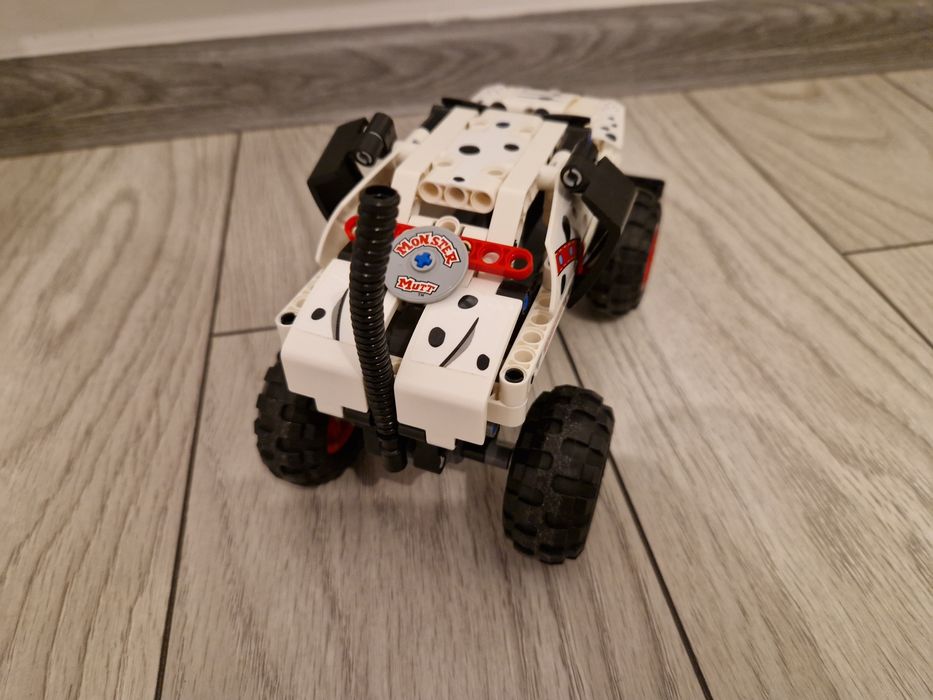 LEGO Technic 2 in 1 Dalmatian Monster Jam Monster Mutt 42150