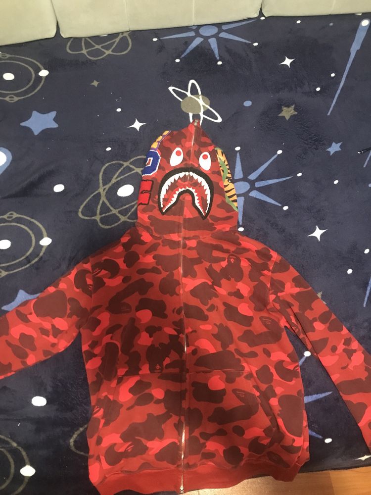 Vând bape shark hoodie red raspund doar pe whatsapp