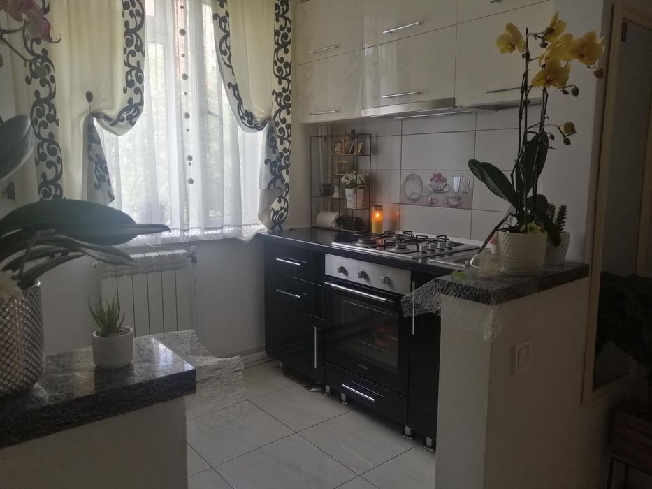 Vând apartament cu două camere.