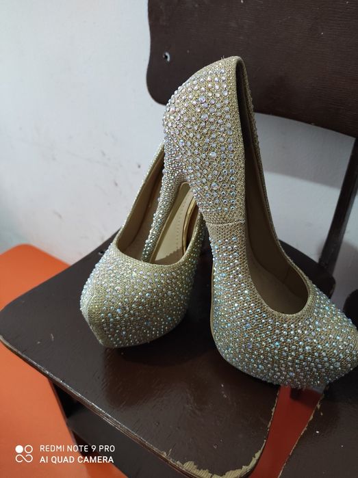 Туфли с камушками