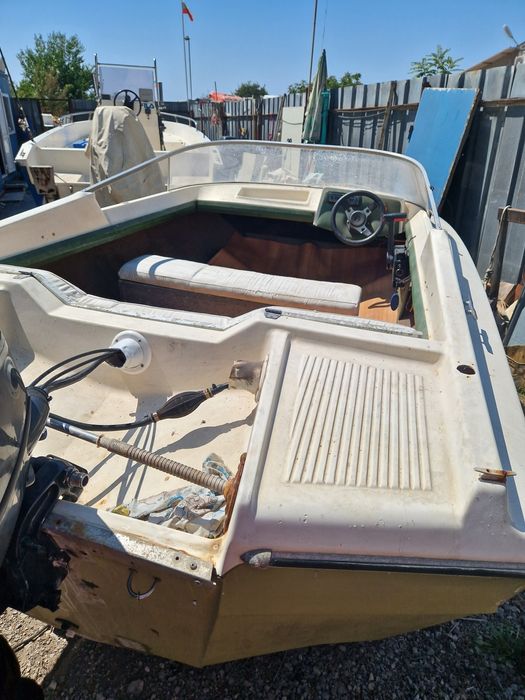 Моторна лодка с двигател и колесар