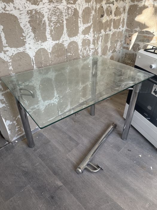 Отдам стол стекляный