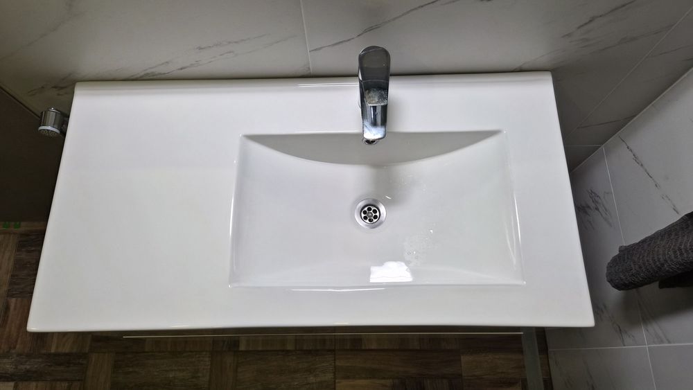 Мивка с шкаф,смесител и огледало за баня