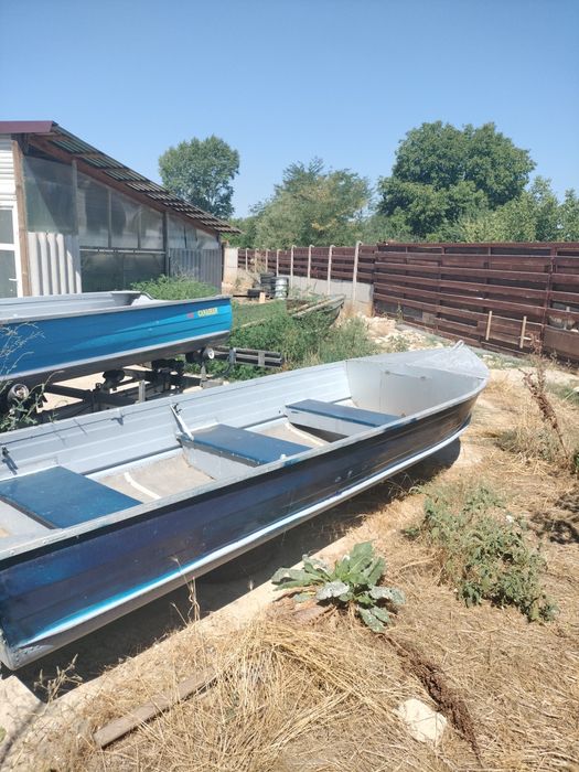 Vând 2 bărci model canadian