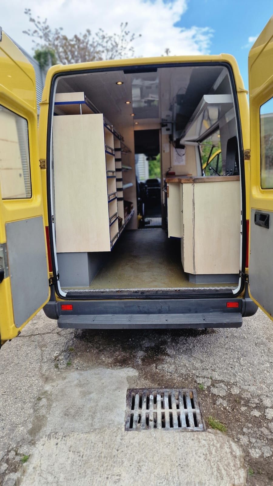 Търговски кемпер Mercedes-Benz Sprinter 208