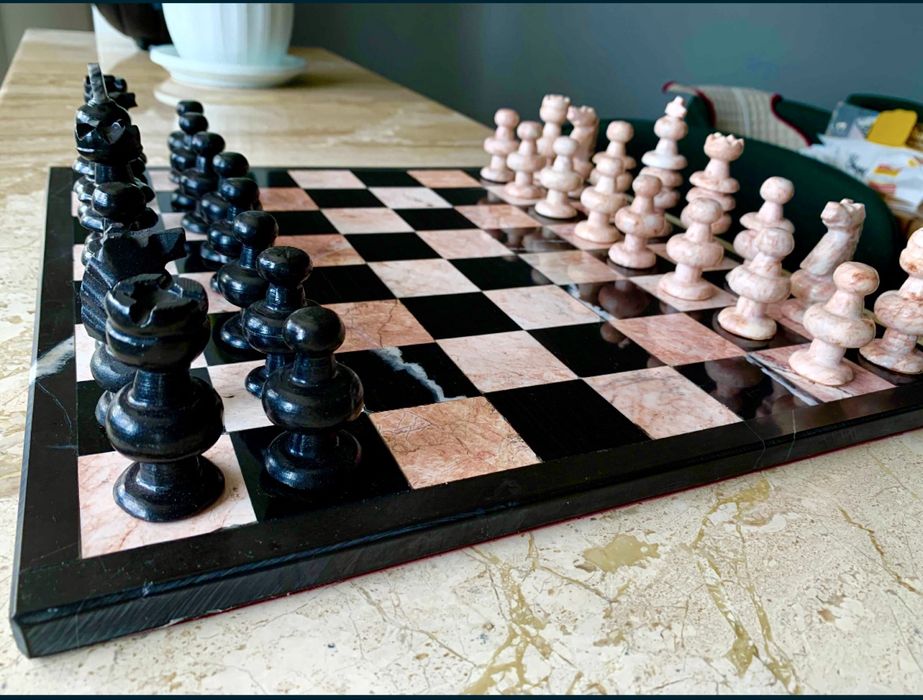 МРАМОРЕН ШАХ розови и черни фигури