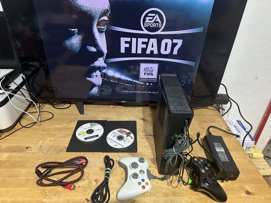 Consola xbox 360s cu doua manete si jocuri
