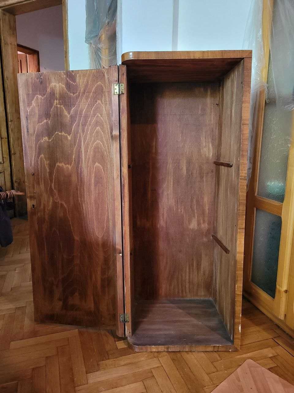 Масивен дървен шкаф от 1926 година