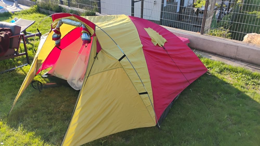 Cort 4 persoane + saltele + pompa + lampa led