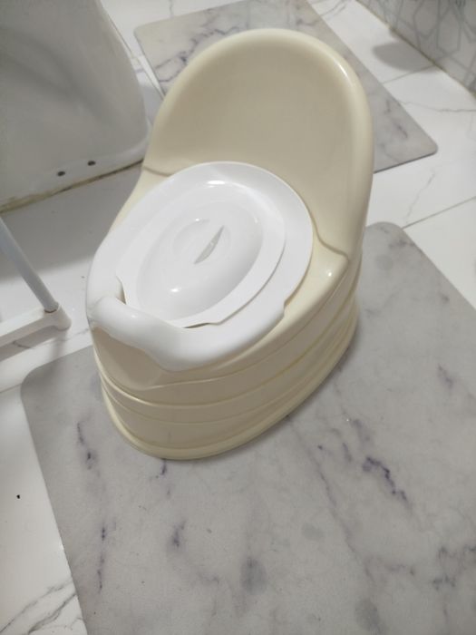 Отдам нуждающи,Тазик для купания,горшок,Детский, с пластиковой коробко