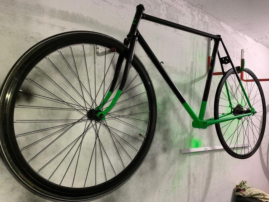 Bicicleta cursiera în restaurare, cu multe piese///ofer transport