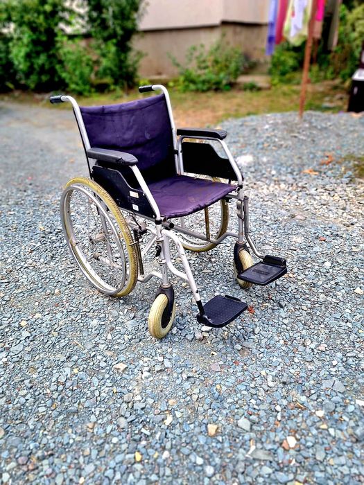 Carut cu rotile pentru persoane cu dizabilități sau mobilitate redusaq