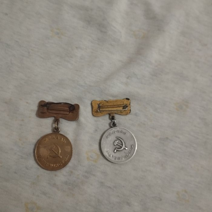 Medallar sotiladi, kelishilgan narxda qilib beriladi.