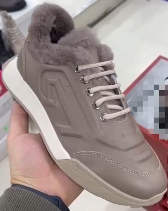 Продам кроссовки зимние новые