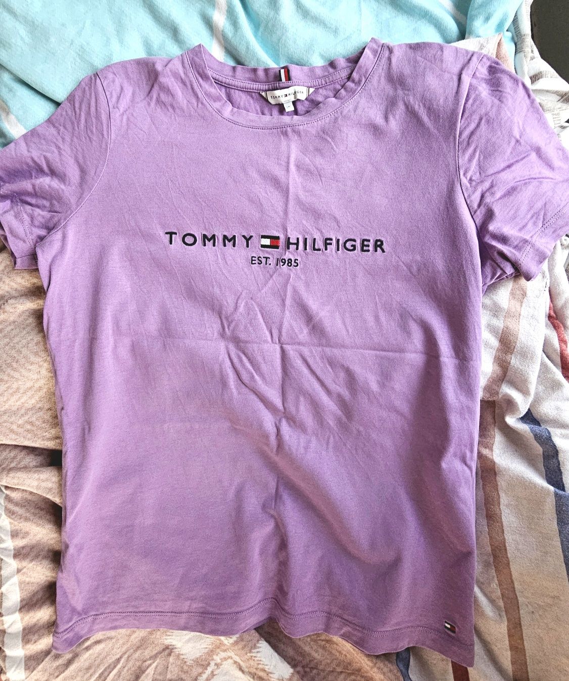 Pachet TOMMY HILFIGER blugi (size S 28-34) și tricou S (damă)