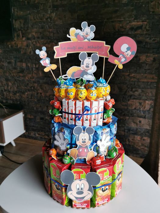 Tort din dulciuri ambalate