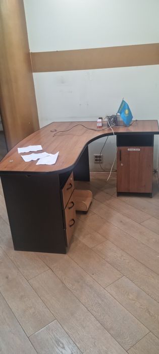 Продам стол офисный