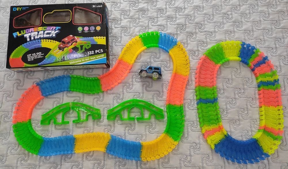 Продаётся игрушечный гоночный трэк с машинкой как новый.