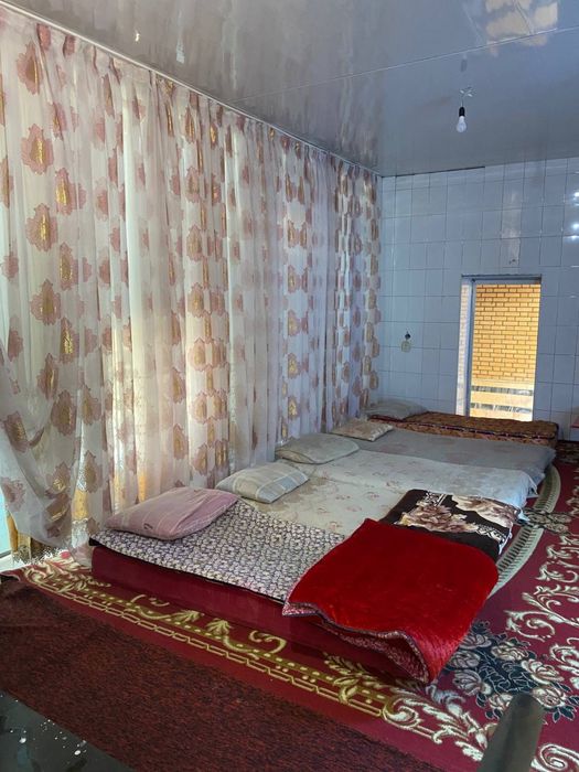 Registon oldida ogil bollar uchun kvartera bor