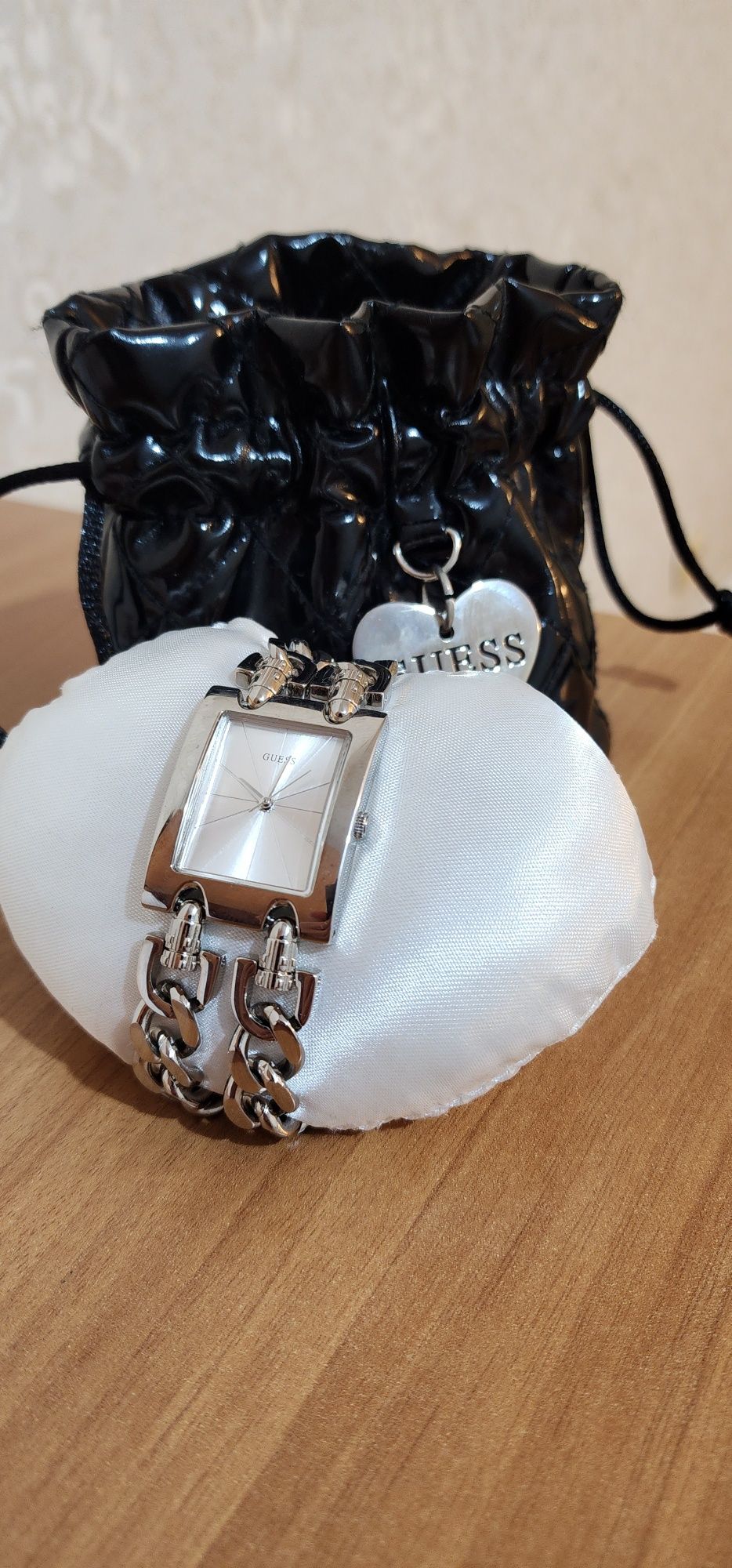 Продам часы  GUESS