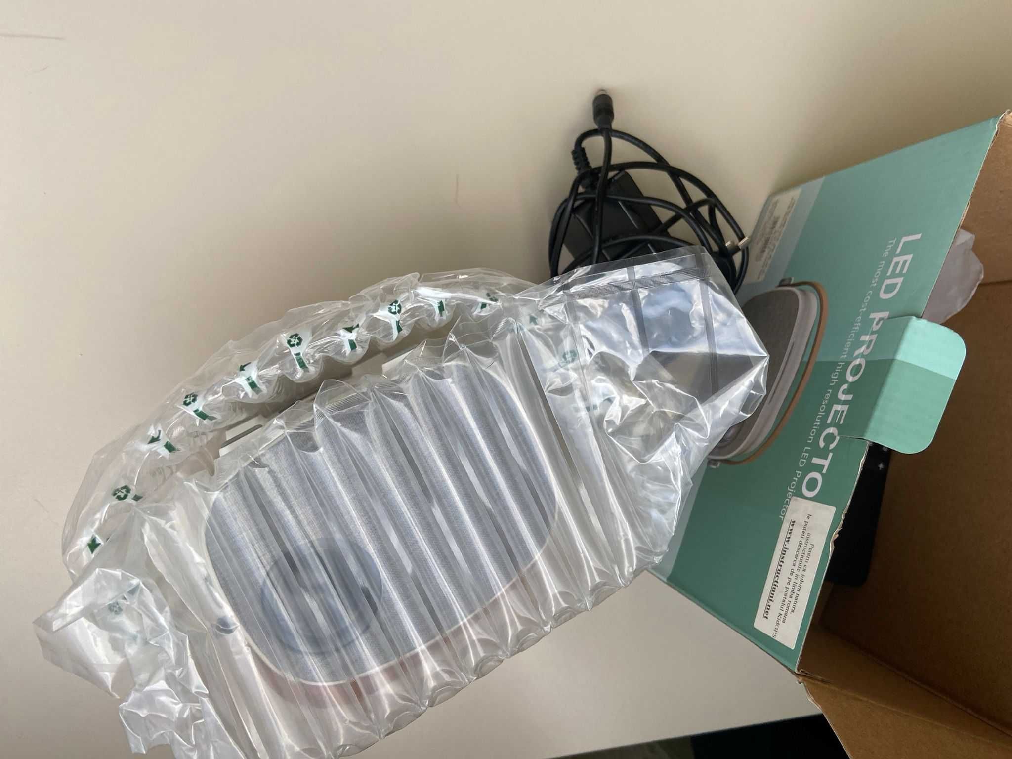 Videoproiector Loosafe YG230 WiFi, portabil - nou