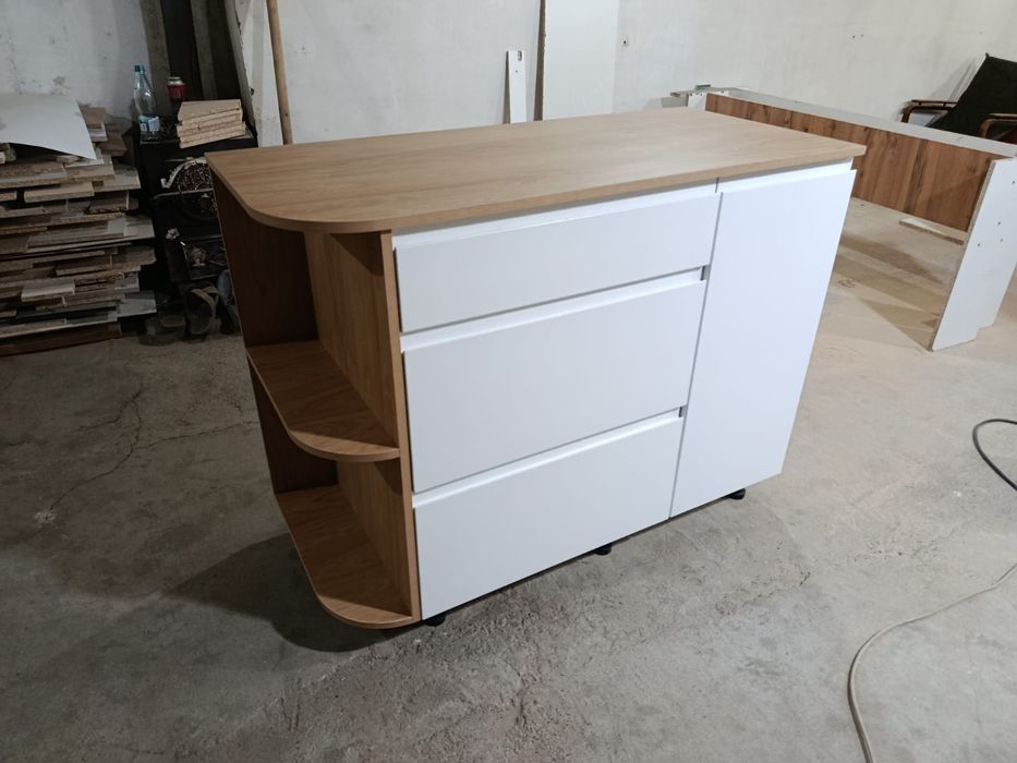 Шкаф сатылады. Продается шкаф.