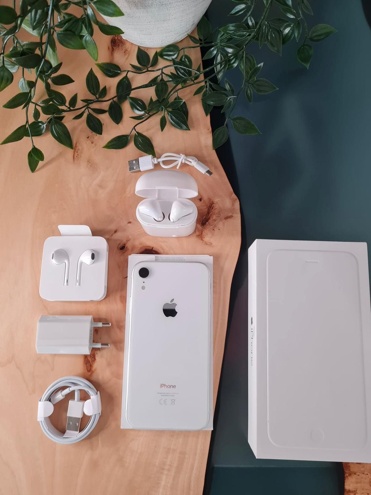 iPhone Xr, 64 GB, silver, 90% baterie, impecabil, airpods + accesorii