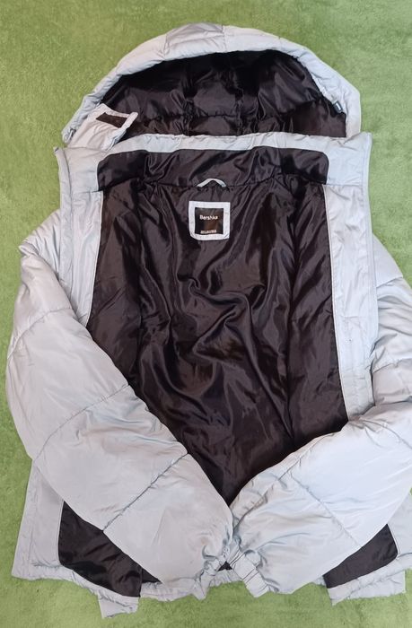 Vând Geaca Bershka