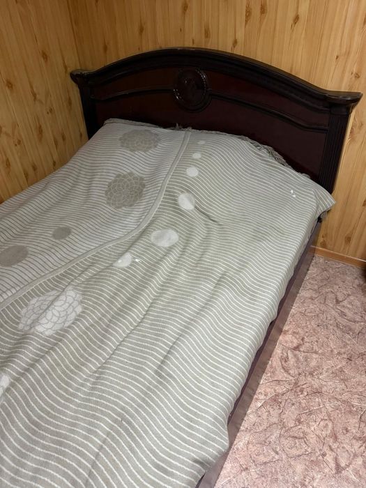 Большая двухспальная кровать с матрасом