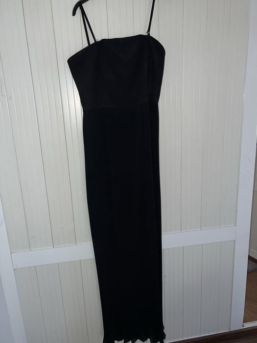 Чёрное платье на бретельках