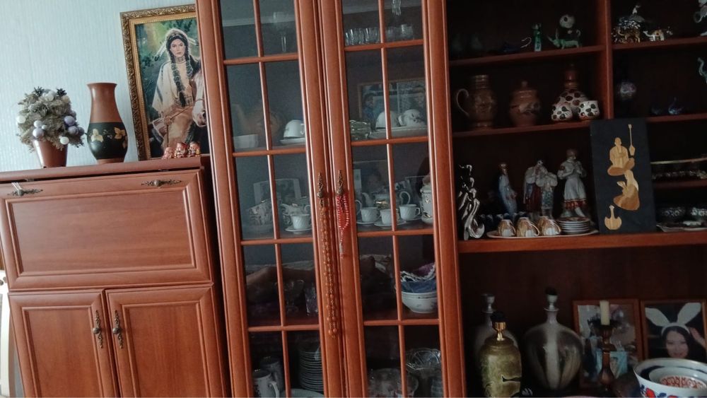 Продам шкаф сервант