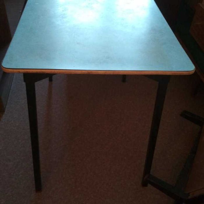 Продам два кухонных стола 5000т каждый.