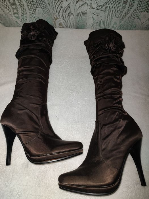 CIZME de damă,lungi,din satin.Calitate italiană.Noi.
