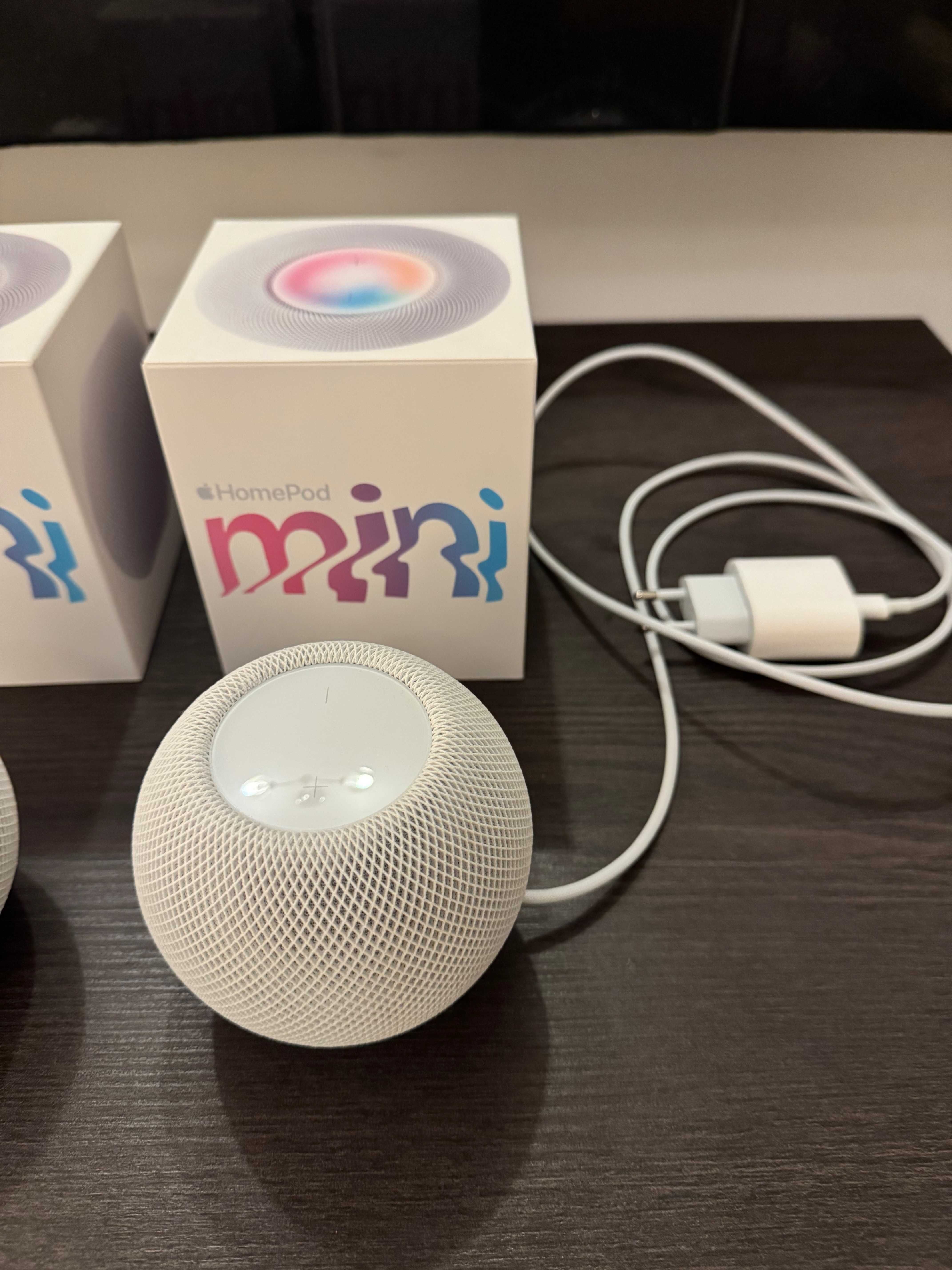 Две Apple HomePod mini бели