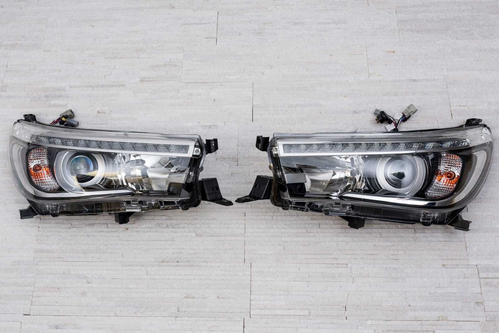 Комплект Фарове за Toyota Hilux DRL + LED 2015 - 19 год.