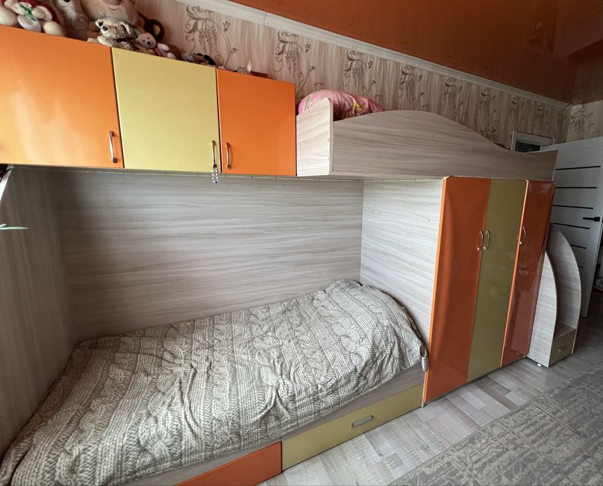Срочно продам спальны гарнитур в детскую