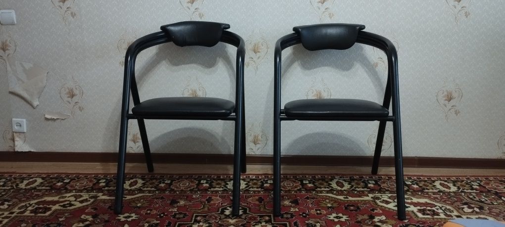 Стулья-кресло, каркас металл черного цвета, сиденье и спинка из кожзам