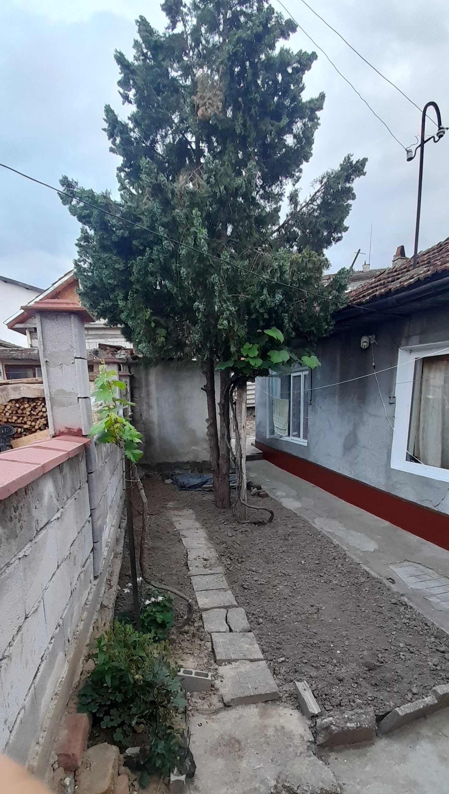 Продавам къща с двор