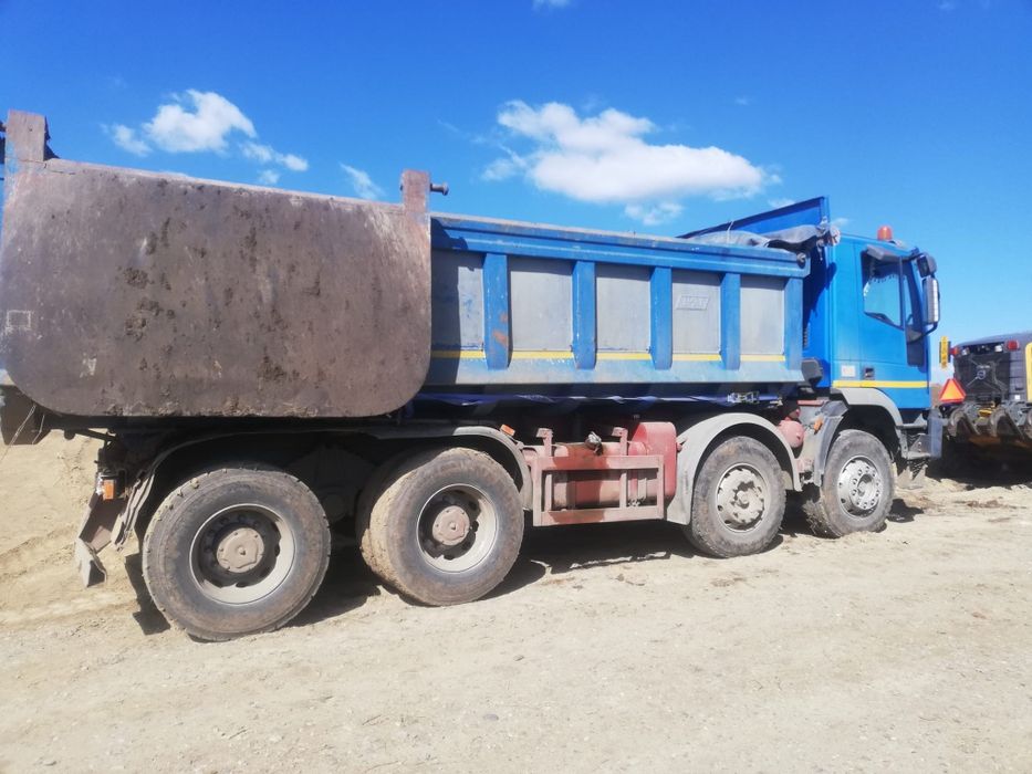 Inchiriez camion 8x4 și excavatoare pt lucrări în construcții