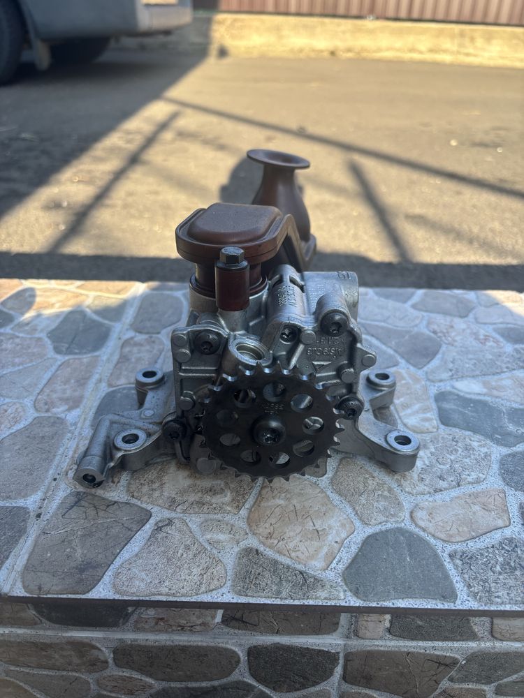 Vând pompă ulei originală volvo, cod 31330979,