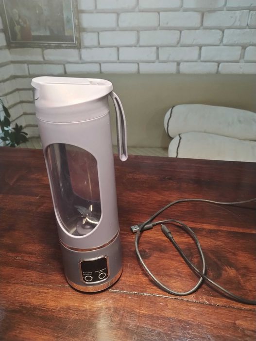 Преносим блендер 450 мл, презареждащ се с USB, за смутита и шейкове